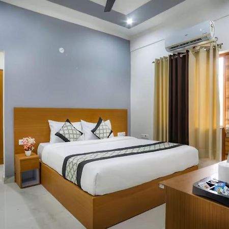 The Castle Blue Hotel Greater Noida Kültér fotó