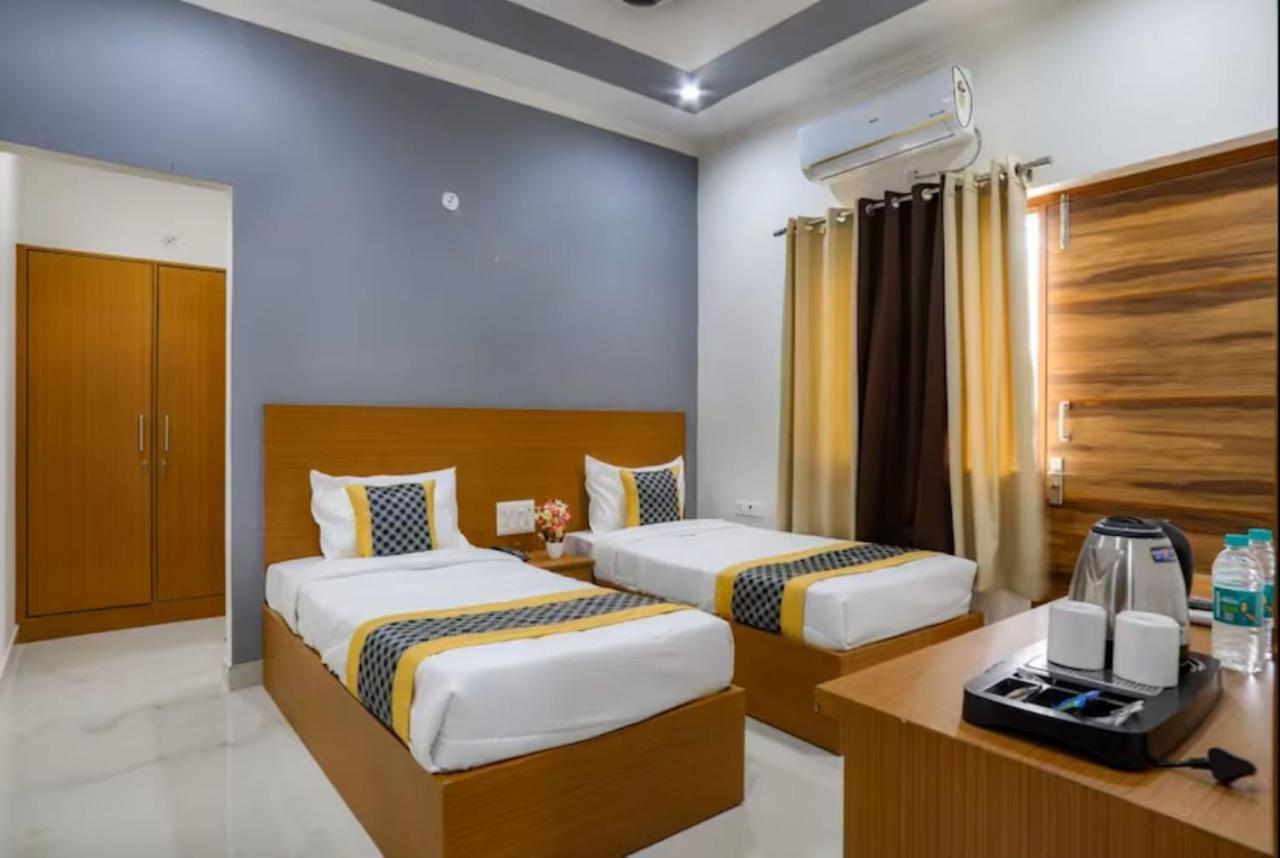 The Castle Blue Hotel Greater Noida Kültér fotó
