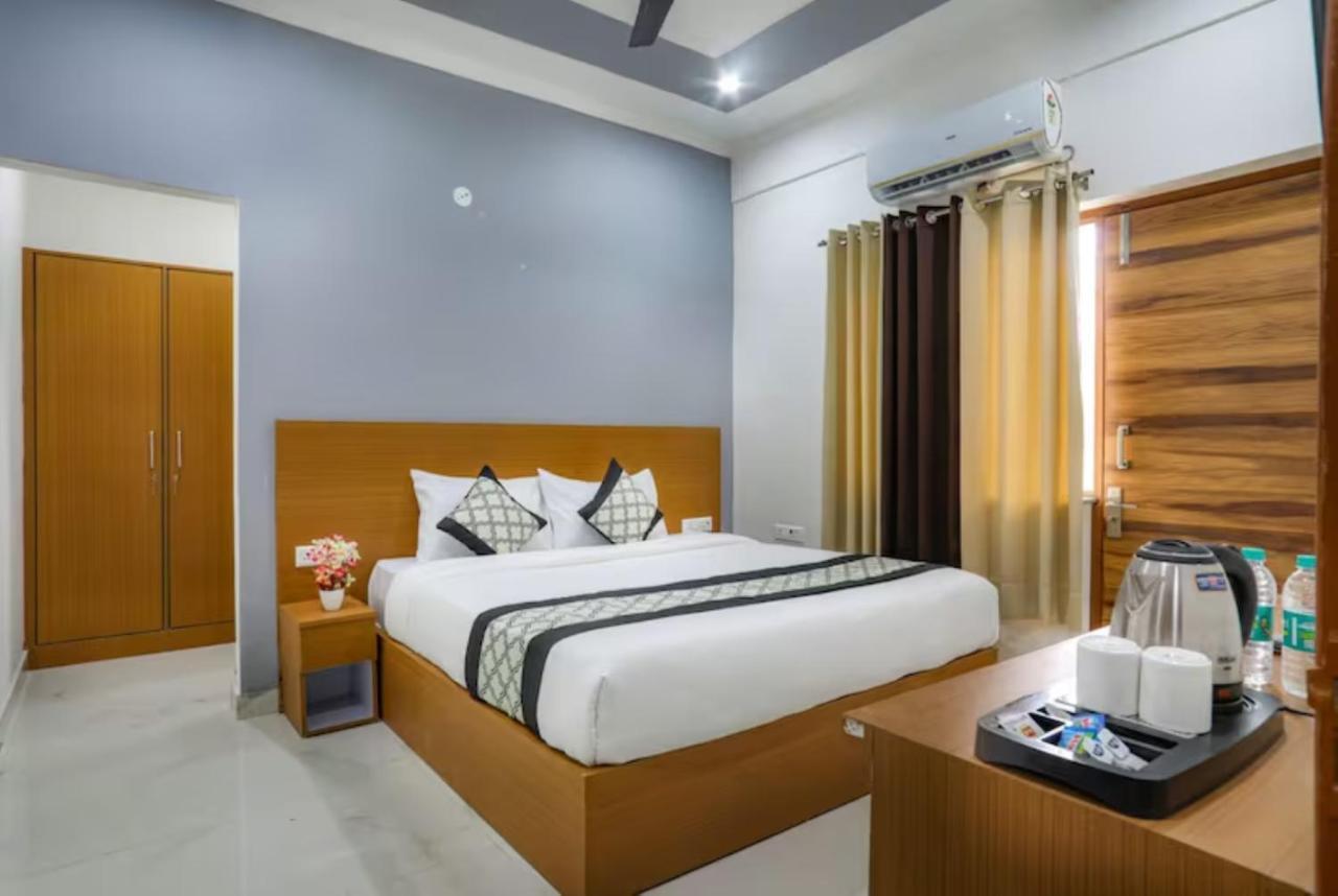The Castle Blue Hotel Greater Noida Kültér fotó