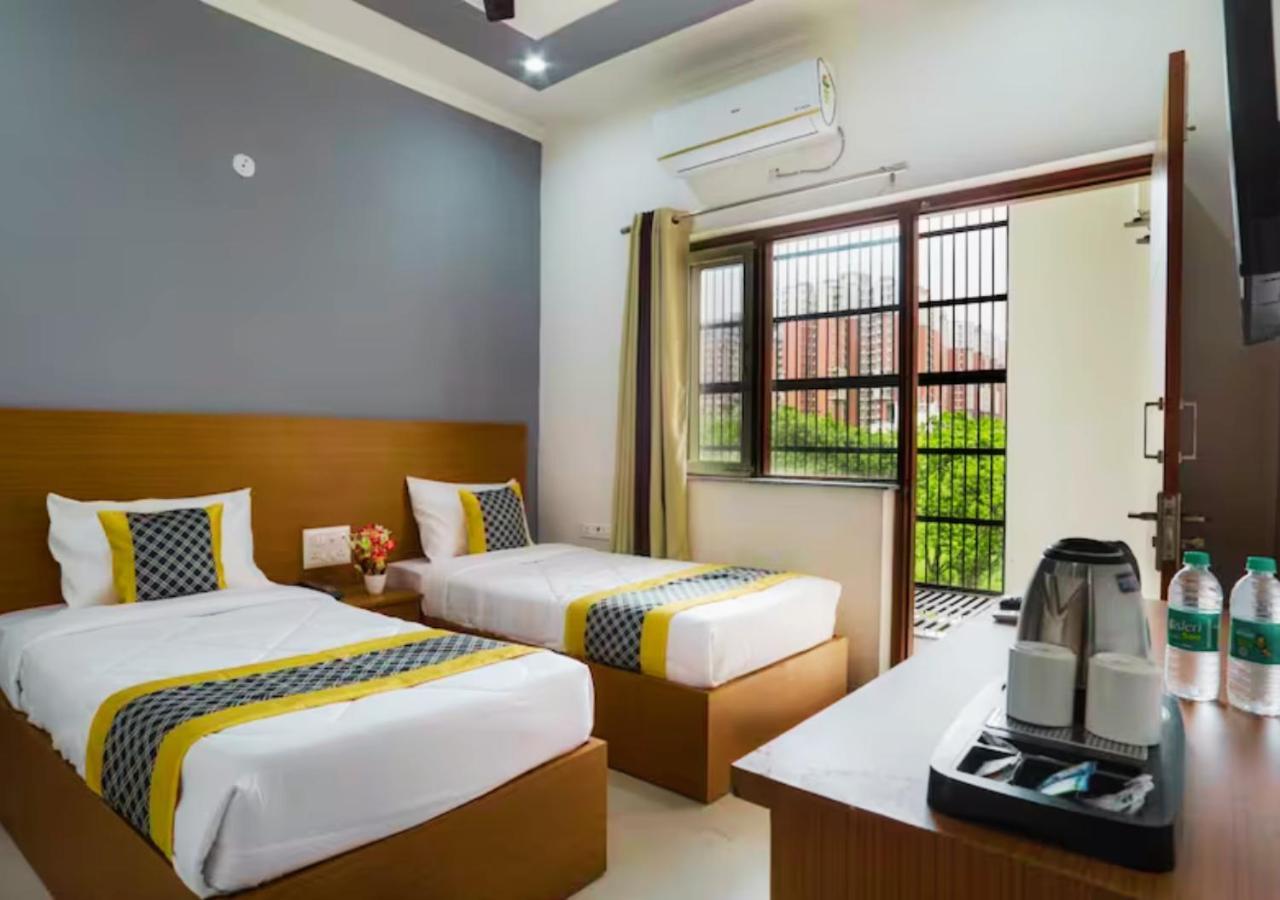 The Castle Blue Hotel Greater Noida Kültér fotó